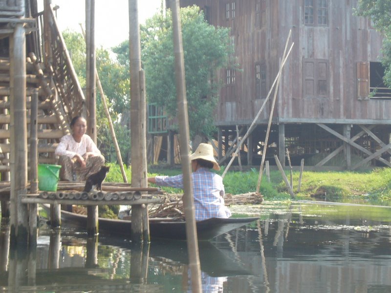 Travel - Myanmar - Inle Lake - First Boat Trip - The boat-drivers village - Into the village